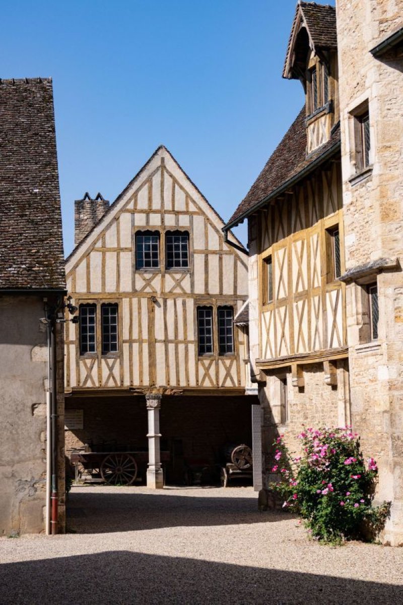 https://www.chateaulacommaraine.com/en/gallery.html